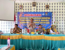Kanit Binmas Polsek Pasar Kemis Polresta Tangerang memberikan penjelasan atau informasi kepada masyarakat.