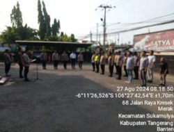 Kepala Kepolisian Sektor Balaraja memimpin upacara pagi, untuk memastikan kesiapan personel dan memberikan petunjuk.