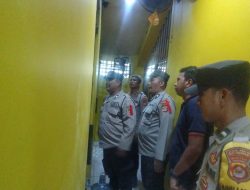 Mulai rutinitas pagi, Aiptu Dedi Supriadi memimpin apel pagi dan memberikan arahan.