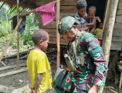 Marinir Habema memberikan perhatian dan pengobatan kepada penduduk Dekai.