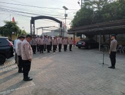 Memimpin Apel pagi, Kapolsek Panongan menyampaikan arahan dan penekanan.