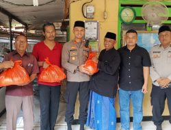 Pada hari Jumat yang penuh berkah, Polsek Panongan Polresta Tangerang membagikan paket sembako kepada penduduk.