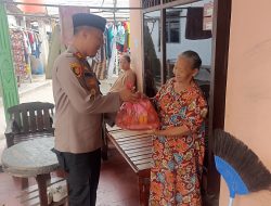 Kapolsek Pasar Kemis membagikan paket sembako secara langsung ke rumah warga yang kurang mampu