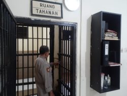 Pastikan keamanan terkendali, KSPK melakukan pemeriksaan dan pengawasan terhadap tahanan.