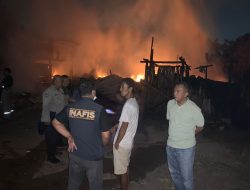 Anggota Satuan Reserse Kriminal (Sat Reskrim) menunjukkan respons yang cepat dalam penanganan kebakaran lapak limbah palet di Cikupa.