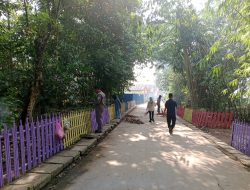 Kepala Desa Mekar Jaya melaksanakan kegiatan Jumat Bersih satu kali dalam seminggu, dengan tujuan meningkatkan kesadaran dalam menjaga lingkungan.