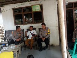 Kapolsek Pasar Kemis Polresta Tangerang melakukan kunjungan ke Kampung Kawaron Girang untuk berinteraksi dengan warga.
