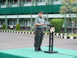 Kepala Staf Korem 084/Bhaskara Jaya memimpin upacara pengambilan sumpah pasukan pengamanan VVIP dalam kunjungan kerja Presiden RI.