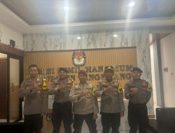 KBO Sat Reskrim Lakukan Pengecekan Anggota Pengamanan di Gedung KPU Kabupaten Tangerang