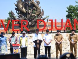 Presiden RI memberikan pesan kepada Plt Bupati Subandi agar mempersiapkan pembangunan flyover Gedangan pada tahun 2025.   