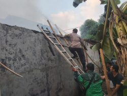 Aksi Sigap Anggota Polsek Panongan Polresta Tangerang Bantu Padamkan Kebakaran Rumah Warga