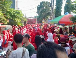 Dua Babinsa Koramil 02/Curug sedang memantau Bazar Rakyat di Bencongan