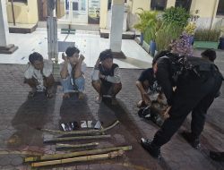 Lima anggota gengster ditangkap oleh Respati Polrestabes Surabaya di Pasar Kembang.   
