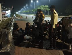 Patroli Polsek Pasar Kemis Bubarkan Anak-anak Muda Yang Nongkrong Hingga Larut Malam.