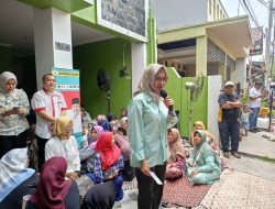Mengunjungi Warga di Perum Graha Pesona, Bacagub Airin Menyampaikan Silaturahmi Membawa Keberkahan.   