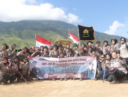 Polwan Polres Mojokerto Kibarkan Bendera Merah Putih di Puncak Gunung PundakPetingati Hari Jadi Ke 76