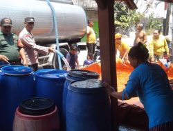 Sinergitas TNI Polri di Bojonegoro Beri Bantuan Air Bersih untuk Warga Ngasem