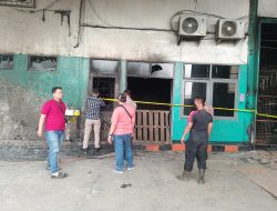 Anggota Unit Identifikasi Pasang Garis Polisi di Lokasi Kebakaran Kawasan Industri Cogreg