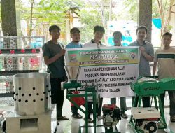 Pemerintah Desa Talaga Menyerahkan Alat Usaha kepada Kelompok Penerima Manfaat yang Diterima oleh Ketua Kelompok