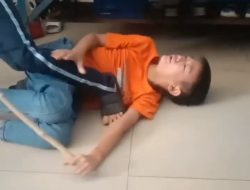 Viral! Video Aksi Brutal Aniaya Teman Asrama Pakai Kayu, Mirisnya Teman Lain Tidak Melerai Bahkan Tertawa
