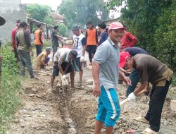 KARYA BAKTI BUKTI KEBERSAMAAN APARATURDESA DENGAN WARGA GOTONG ROYONG