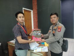 Humas Polresta Tangerang Sosialisasikan Pilkada Damai Melalui Pembagian Flyer dan Spanduk