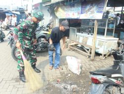 Memperingati HUT TNI ke-79, Personil Kodim 0510/Trs Bersama Masyarakat Bersihkan Pasar Legok