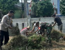 Dalam rangka menyambut HUT TNI ke-79, Serka Kusnanto bersama warga melaksanakan kegiatan kerja bakti.