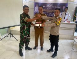 HUT TNI Ke-79, Kades Purwahidin, SE, Memberikan Hadiah kepada Babinsa Desa Mekar Jaya