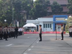 Anggota Sat Reskrim dan Seluruh Personel Polresta Tangerang Mendengarkan Pesan Kapolresta Tangerang dalam Apel Pagi