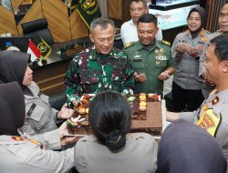 Kasdim 0510/Tigaraksa Menerima Kejutan Tumpeng dan Kue Tart pada HUT TNI Ke-79