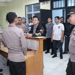 Pastikan Tahanan Dalam Keadaan Sehat, Kasat Reskrim Memeriksa Rutan Polresta Tangerang