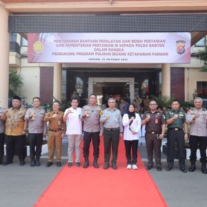 KAPOLDA BANTEN IRJEN POL SUYUDI ARIO SETO Menerima Bantuan Alat Pertanian untuk Program POLIRAN di Banten