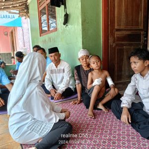 Tim Pemenangan Maesyal-Intan dan Andra-Dimyati Mengunjungi Anak Yatim Piatu Korban Kecelakaan Truk