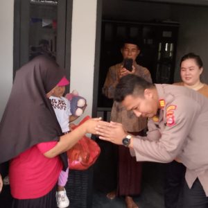 Kapolsek Pasar Kemis Polresta Tangerang Salurkan Bantuan Sosial Sembako kepada Warga