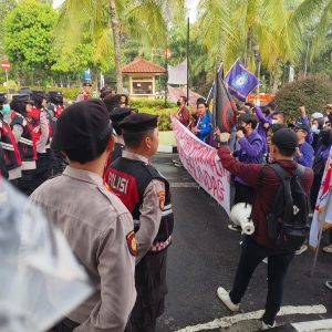 Staf Sikeuangan Amankan Aksi Unras BEM Kabupaten Tangerang
