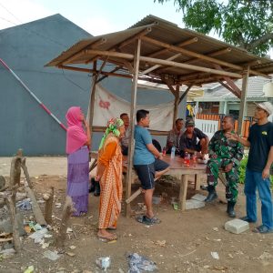 Bhabinkamtibmas Desa Pangadegan Laksanakan Program Kapolda “Polisi Peduli Pengangguran” di Pasar Kemis.