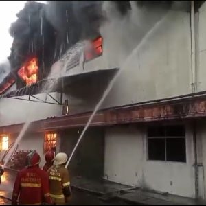 Dua Pabrik Kebakaran Di Daerah Kelurahan Bojong Jaya Karawaci, Begini Kronologinya?   