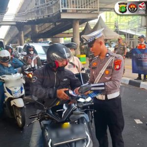 Ops Zebra Jaya 2024, Personil Lantas Jaktim sosialisasi Kamseltibcar lantas di TL Rawamangun