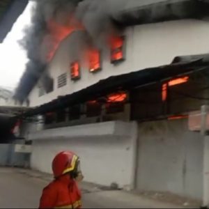Kebakaran di PT Indoraya di Perumnas 1 Tangerang   