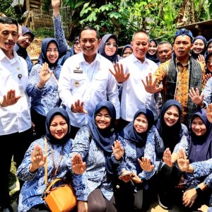 Pj Sekda Banten Dampingi Menteri Kependudukan dan Pembangunan Keluarga dalam Kunjungan ke Kabupaten Lebak