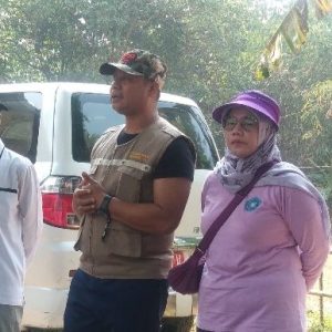 Kepala Desa Purwahidin, SE, Terjun Langsung Pemberantas Sarang Nyamuk (PSN) Di Kampung Ciodeng   