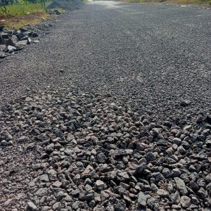 Pekerjaan jalan baru selesai 4 hari yang lalu, namun sebagian sudah mulai rusak