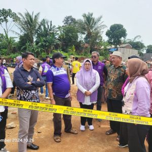 Intan Tinjau Lokasi Longsor di Pagedangan