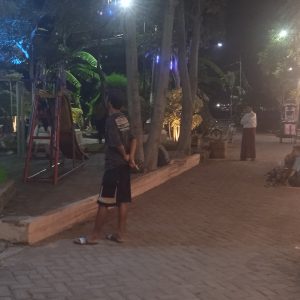Antusias Pengunjung Nobar di Angkringan Pinggir Kali’e Pondok Benowo Indah Babat Jerawat Surabaya