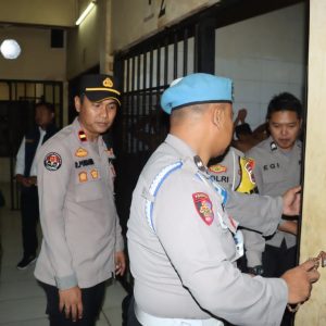 Perwira Pengawas Memeriksa Rutan Polresta Tangerang