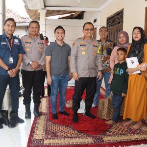 Kapolresta Tangerang Bersama Polwan Unit PPA Mengunjungi Anak Korban Kekerasan di Kronjo