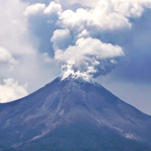 Gunung Lewotobi Laki-Laki Kembali Erupsi, Masyarakat Dilarang Beraktivitas dalam Radius 7 Km