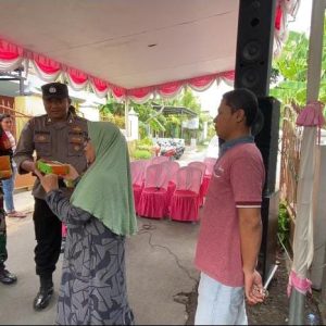 Tarik Animo Warga Datang Ke TPS, Polresta Sidoarjo Bagikan Makanan Gratis