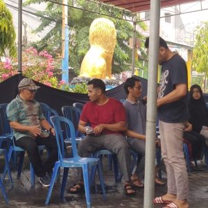 Meski Cuaca Hujan Warga RW 12 Kel. Babat Jerawat Surabaya Antusias Datang ke TPS 18